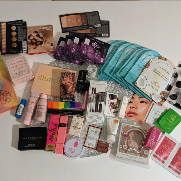 Skincare/Makeup Mystery Box - Picture 3 of 4